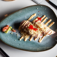 TORO DE ATÚN BALFEGÓ FLAMEADO CON SPICY MAYO, CRISPY Y TOBICO