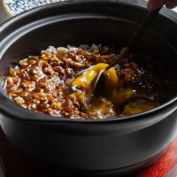 KUBAK DE POLLO Y MARISCO, HUEVOS ONSEN Y ARROZ INFLADO CRUJIENTE