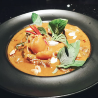 TERNERA CON CURRY MASSAMAN THAI, CON UNA RACION DE ARROZ JAZMIN